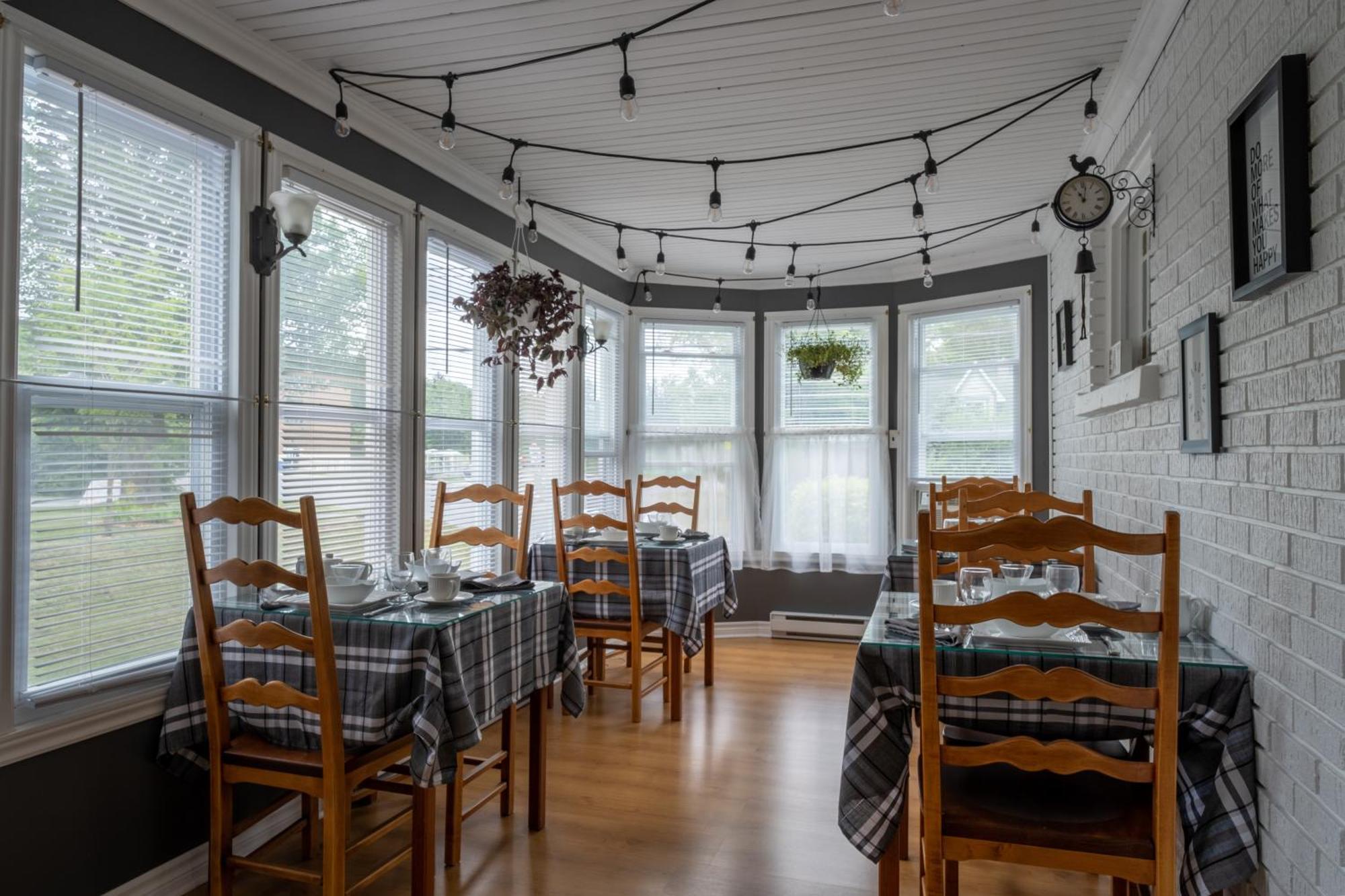Au Coq Du Bonheur Acomodação com café da manhã Magog Exterior foto
